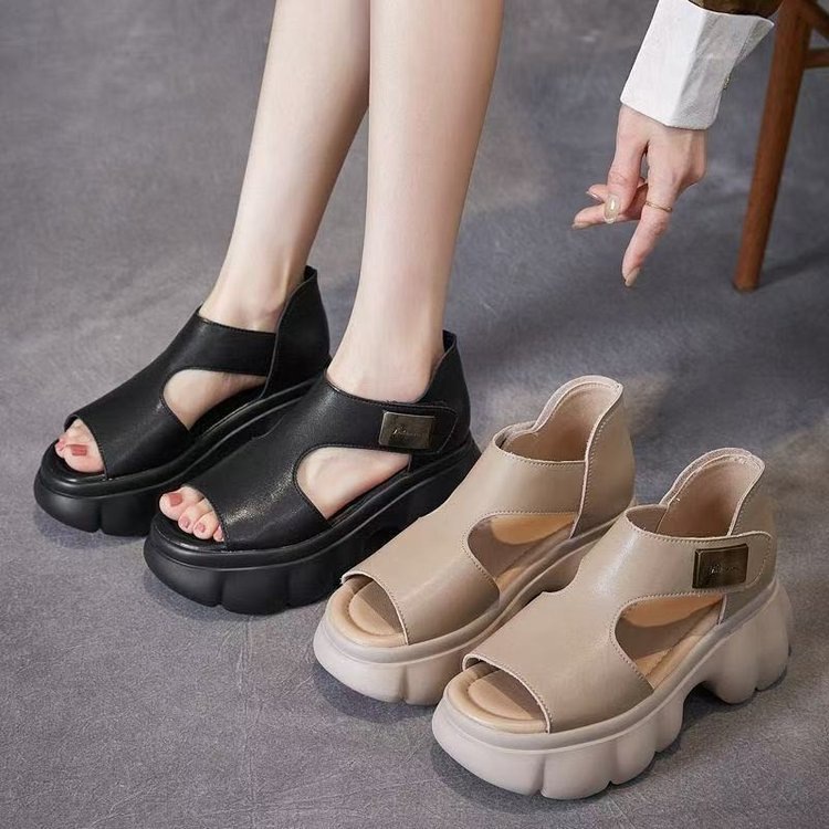 Sandallas romanas de piel suave de dedo abierto para mujeres verano 2026 nuevo muffin hueco con base gruesa versátil de tacones de sandallas de mujer