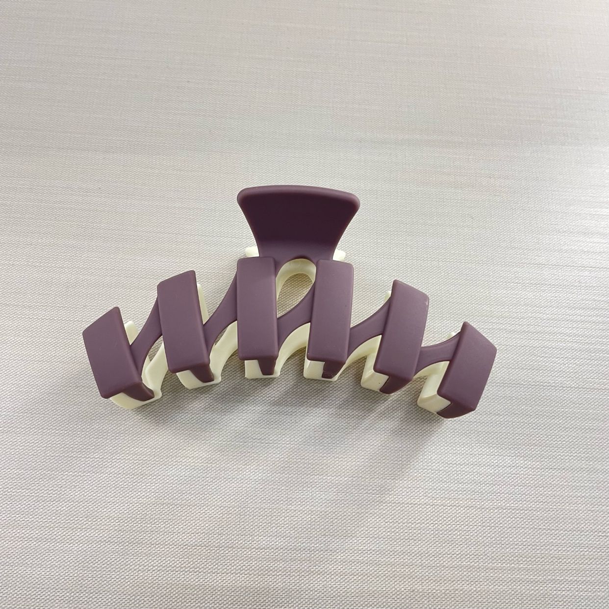 Oufeile superficie de dos colores AB textura esmerilada agarre cuchara trasera femenina alta Cola de Caballo tiburón clip accesorios para el cabello horquilla al por mayor