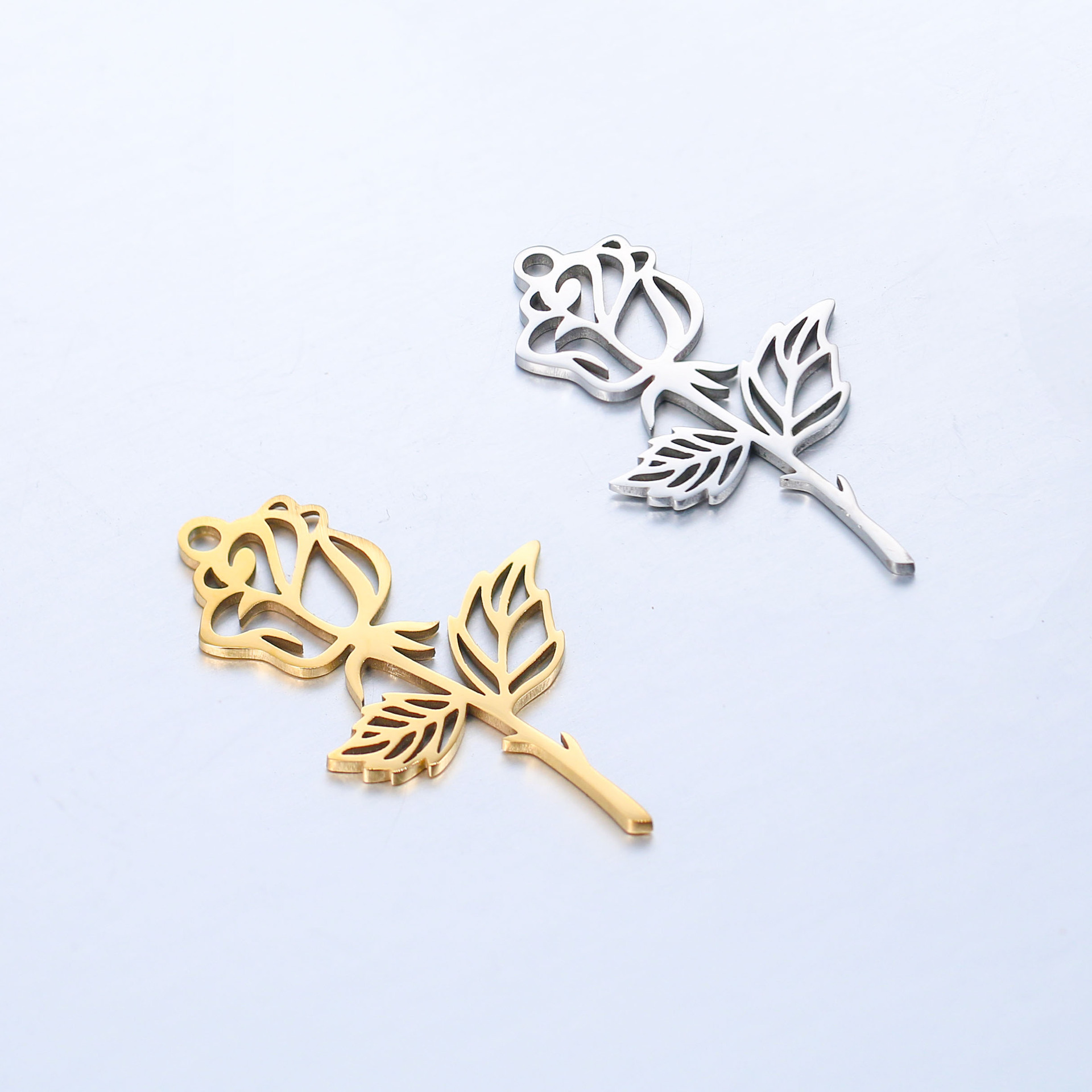 DOOYIO 5 stücke Edelstahl Laser Geschnitzte Floral Blume Colliers Anhänger Klassische Rose Halsketten Charme für Frauen DIY Schmuck Geschenke – Detail 3