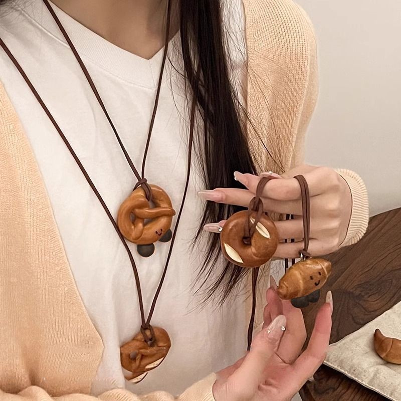 可爱小众设计碱水结面包吊坠项链女秋冬牛角包长毛衣链配饰卫衣链