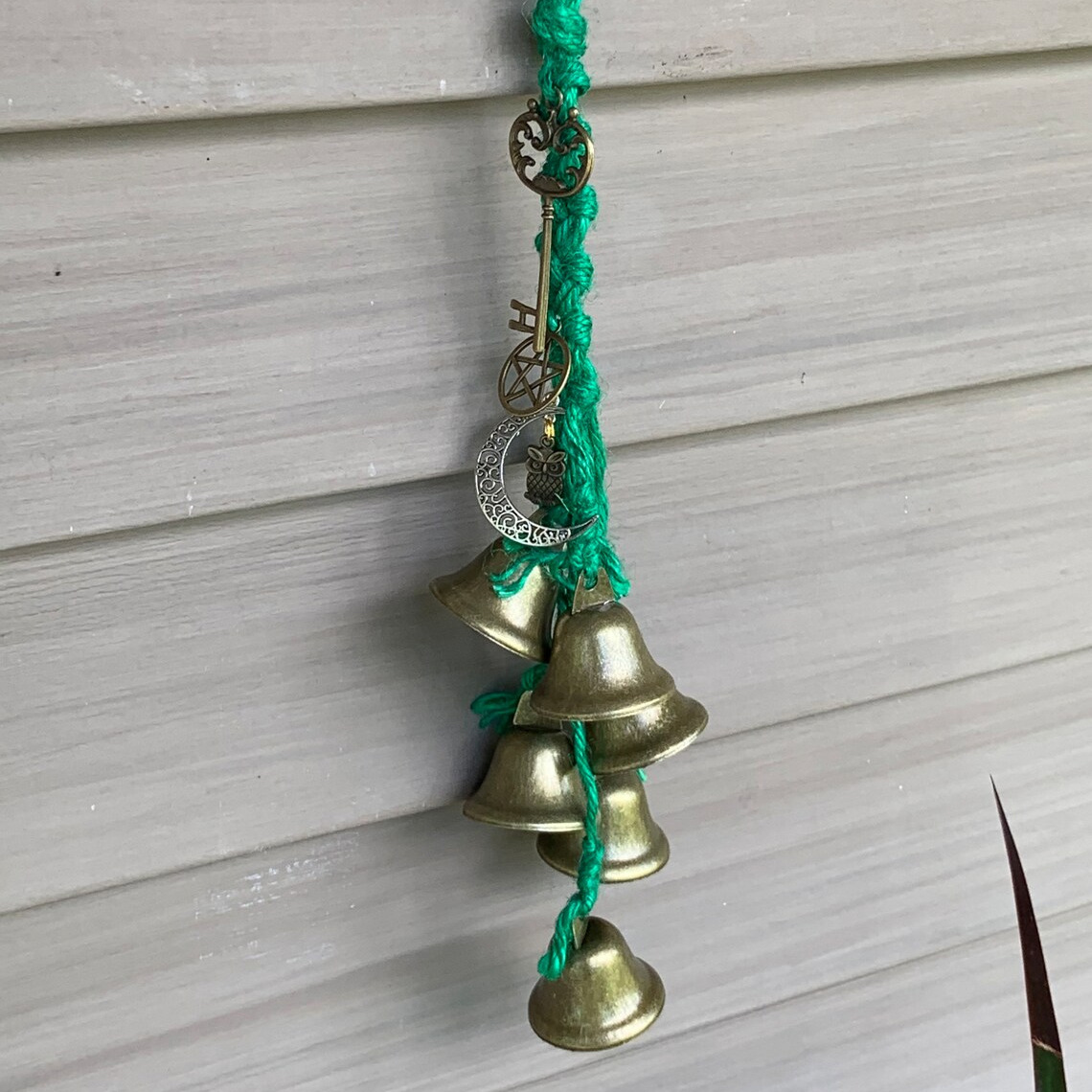Emerald green small bell