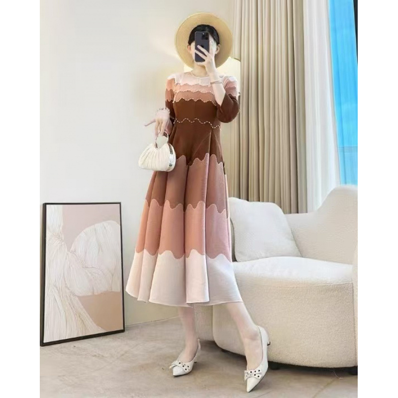 Palace-Style Pleated Dress 2026 Early Spring New Style Waist-Cinching Gradient Color Slimming Flower Bud French Tea Break A-Line Dress