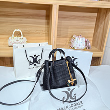 ���Sһ�����lŮ���������д�����ˮͰ����Ůʿ�¿�r�Іμ�б���