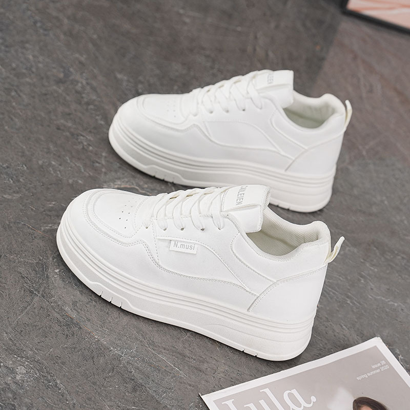 Otoño zapatos de mujer nuevos zapatos transpirables pequeños zapatos blancos de mujer coreana de altura de suela gruesa zapatos deportivos casuales zapatos de patineta image 3