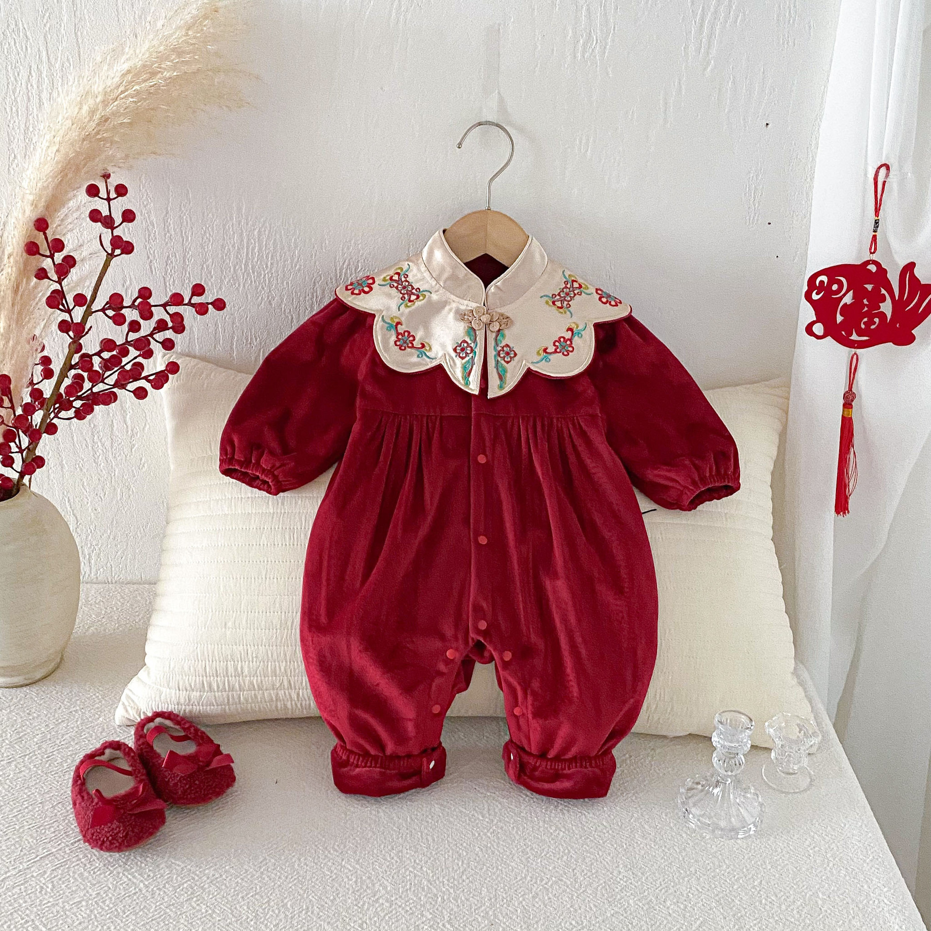 26 ropa de invierno de bebés China bordado doble camiseta de terciopelo ropa cálida ropa de Año Nuevo