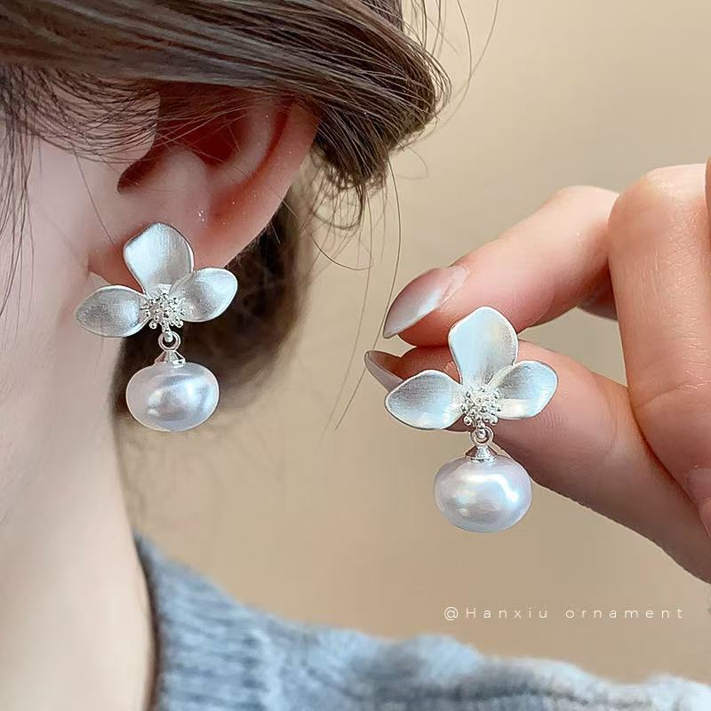 Diseño especial de pendientes de plata esterlina de flores de tres pétalos, pendientes de temperamento ligero de lujo de alta calidad, perlas de joyería universal para mujeres