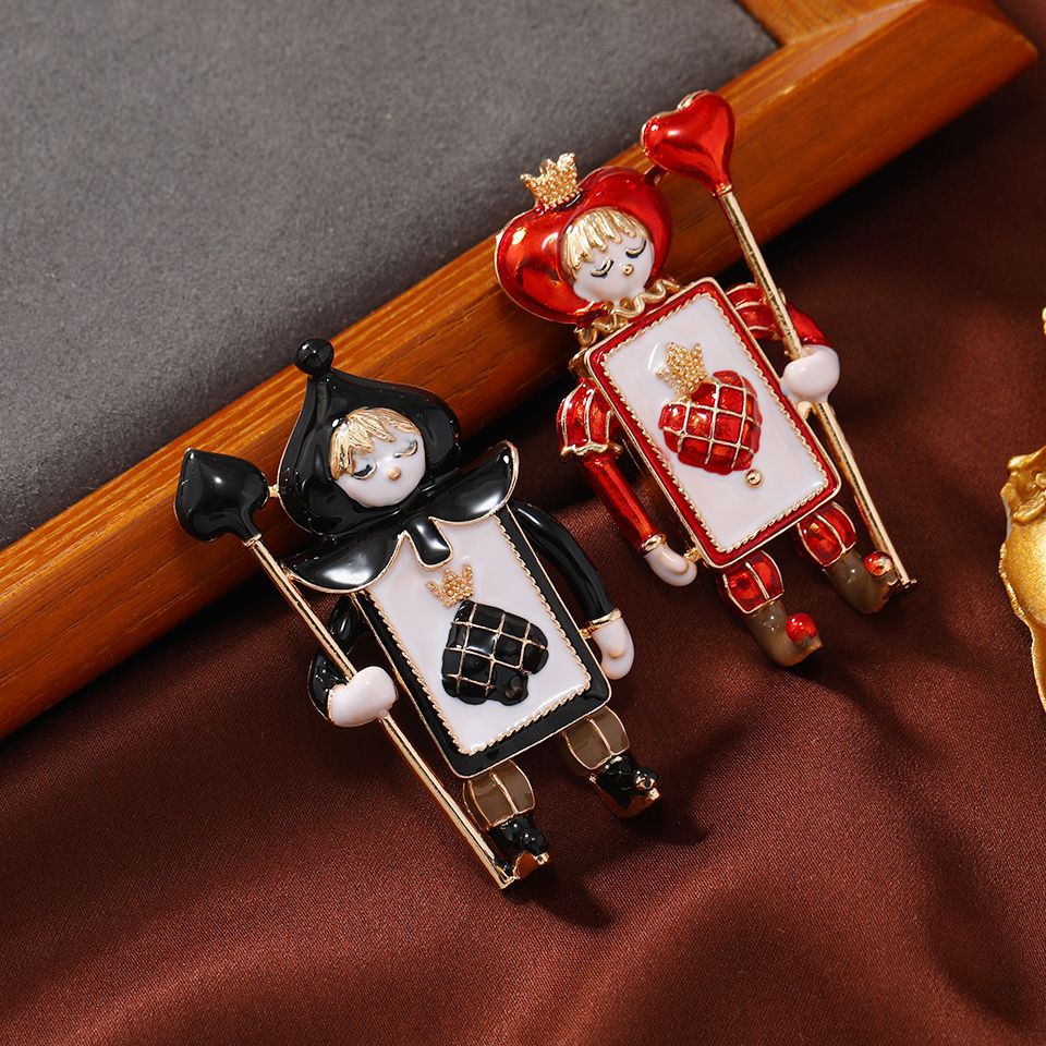 新しいかわいいレトロな赤い桃のスペードの兵士のブローチのクリスマスのシリーズの合金は個性の潮流の胸の花を飾ります。