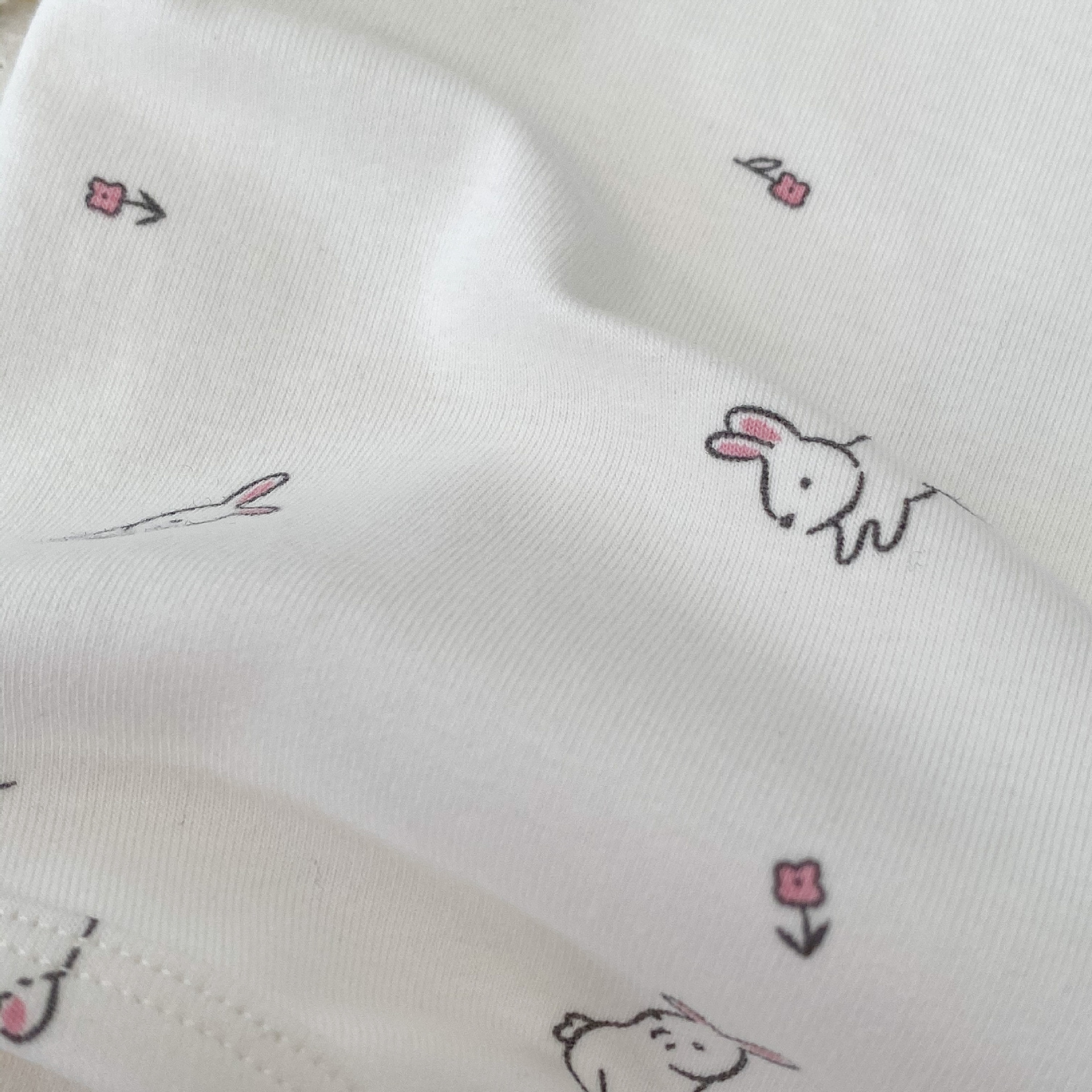 2024 Frühling 0-3 Jahre alte weibliche Baby gedruckt kleine fliegende lange Ärmel Ha Taschen Hintern Overall Crawler Kleidung_voghion.com