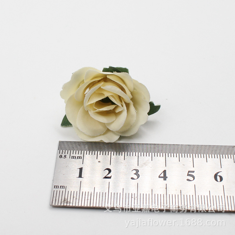 レトロなバラの花の頭をシミュレーションします。|undefined