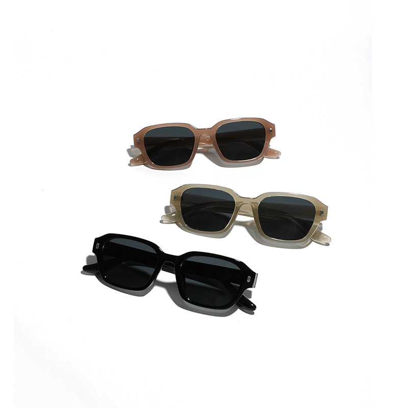 Square retro fashionable sunglasses for men and women