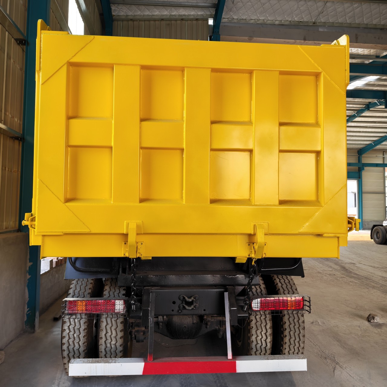 Shaanqi Delong 6X4 Rear Eight-Wheel Dump Truck for Transporting Gravel and Sand on Construction Sites
