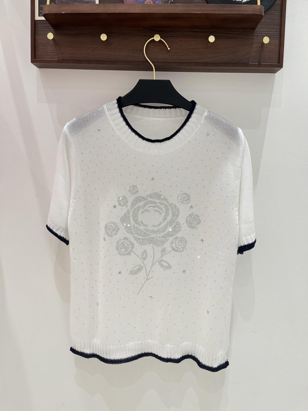 High-Quality Camellia Rhinestone Brand Logo Embellished Knitted Pullover With Round Neck And Short Sleeves, Light Luxury, Simple,_ecoleips.com