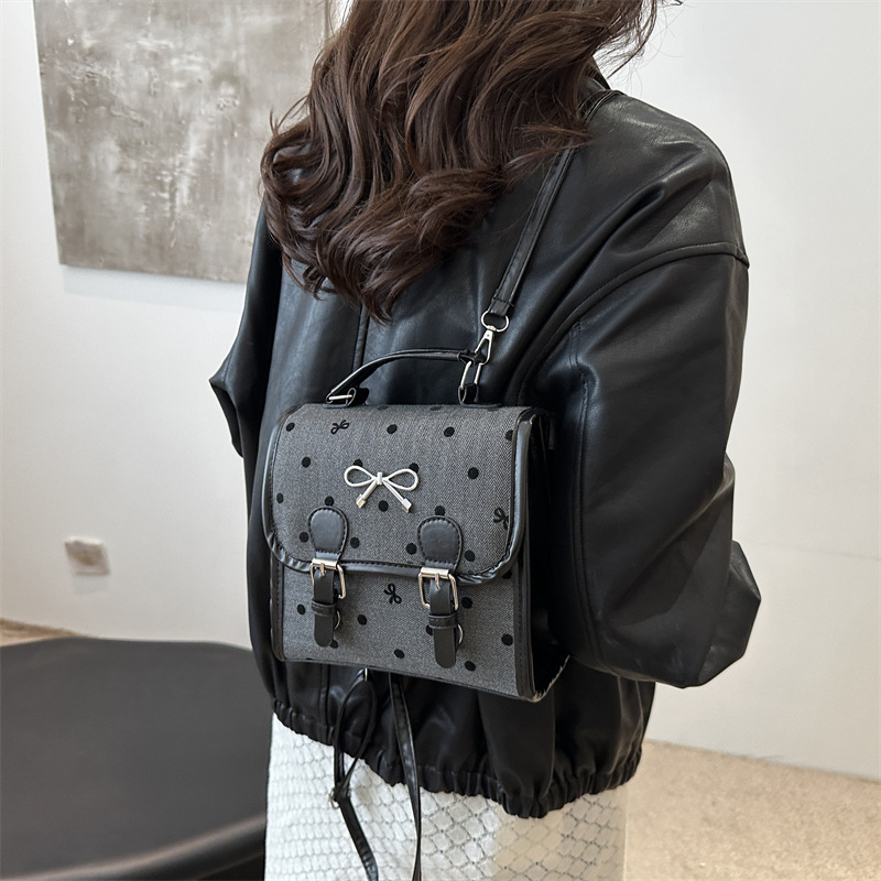 Bolsas casuales populares de este año para mujeres 2024 nueva moda vertical estilo de moda universal doble arco mochila