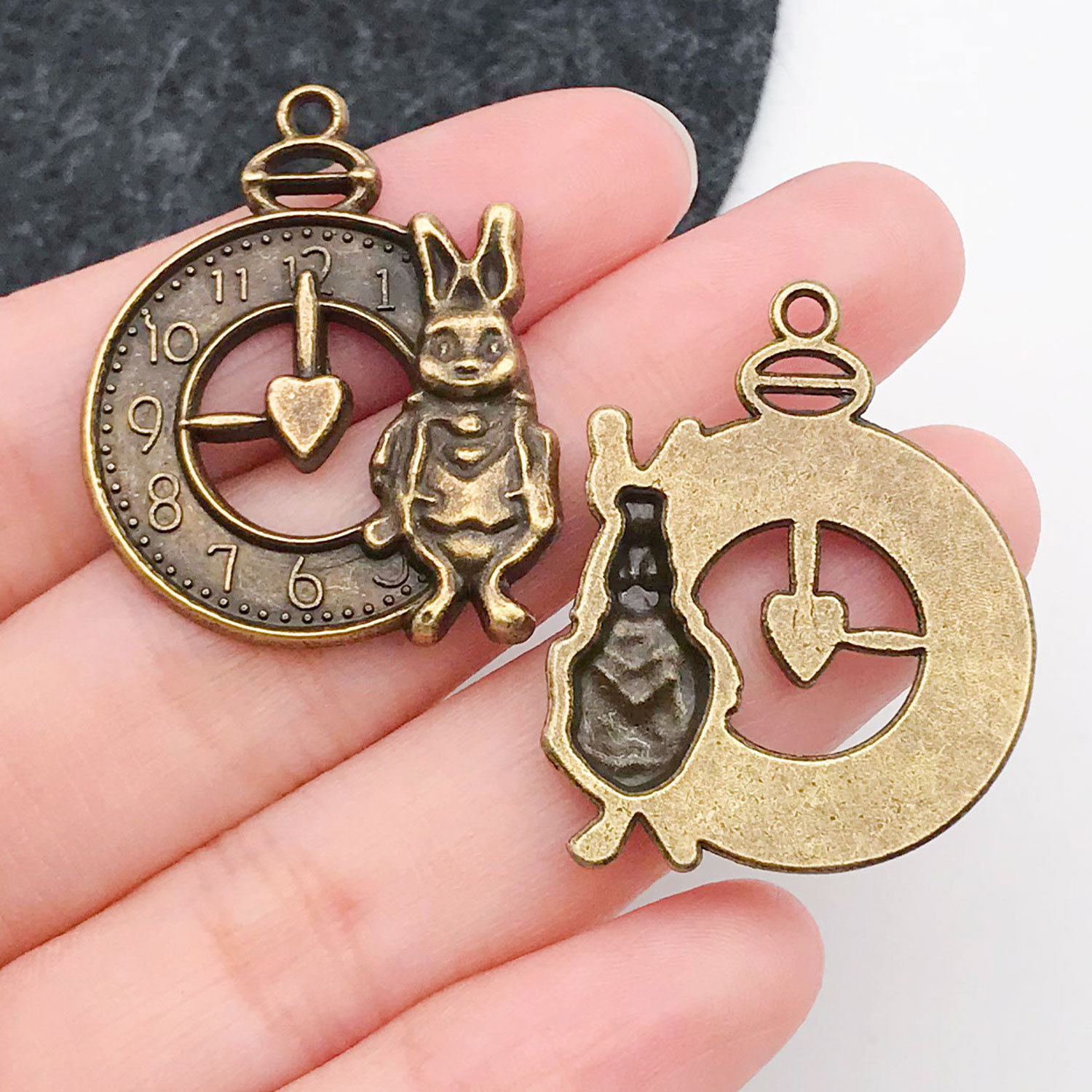 8287-Y-古青爱丽丝兔子钟表25x31mm-锌合金-4.