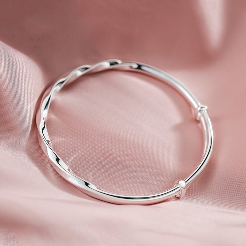 ファッションの震える音の金のバレンタインデーは銀の腕輪の女性をめっきします。|undefined