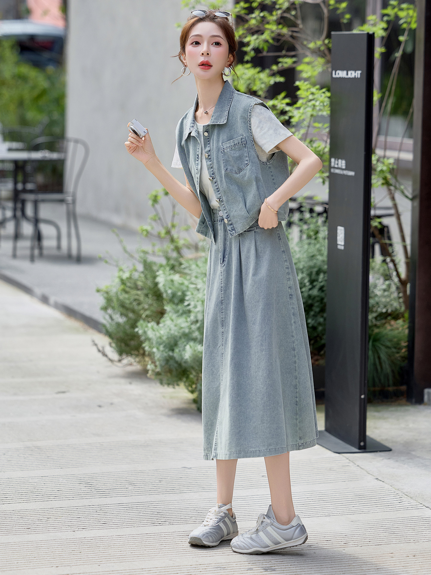 Bộ ba món thời trang nữ hè 2026: áo thun + áo khoác vest denim + chân váy midi — màu xanh nhạt, màu xanh đậm