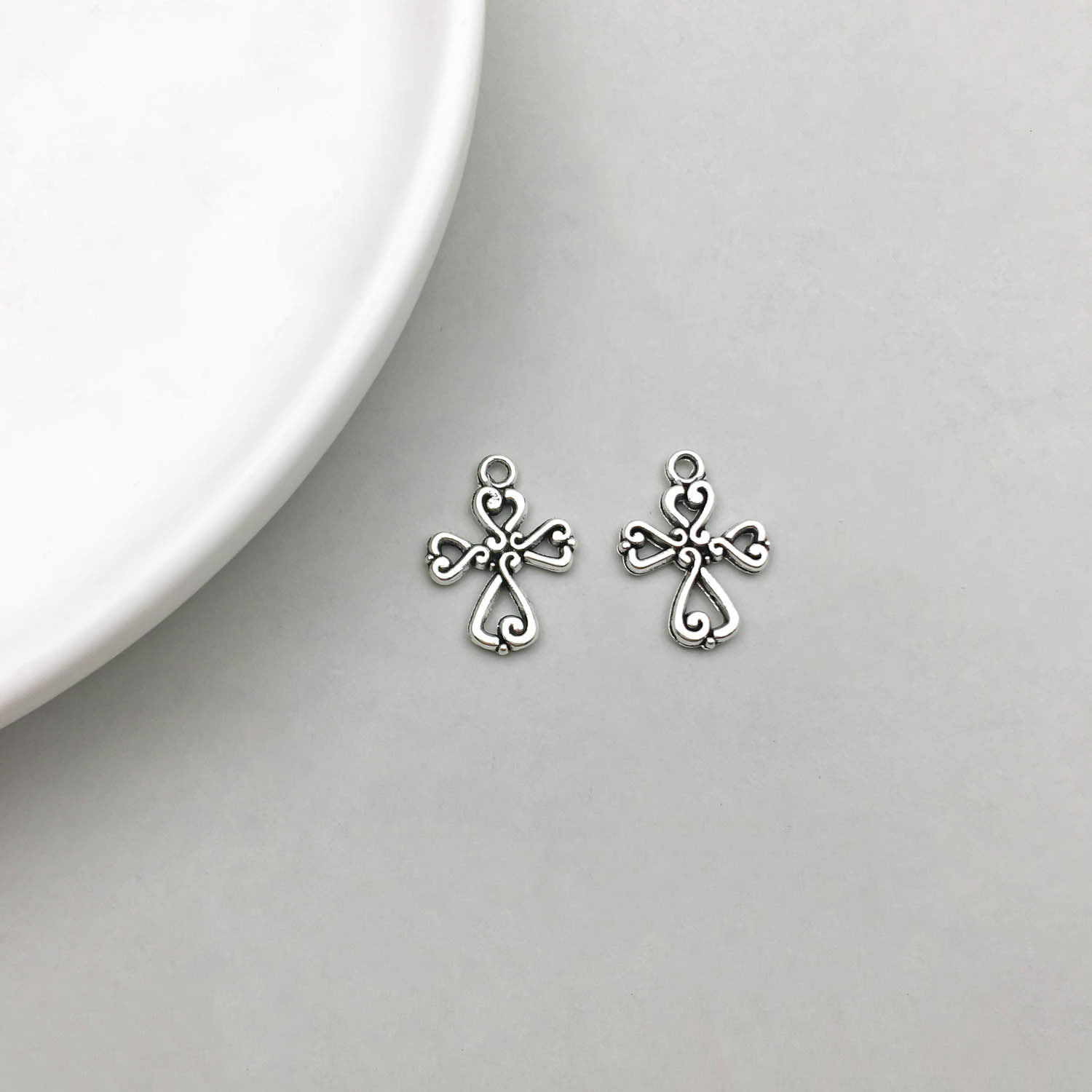 1 Nueva antigua aleación de plata Cruz serie simulación amor Cruz colgante DIY accesorios de la joyería