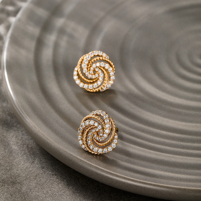 Xuping nueva aleación de moda galvanizada 18k piedras preciosas artificiales estilo ruso retrógrado temperamento simple orejas