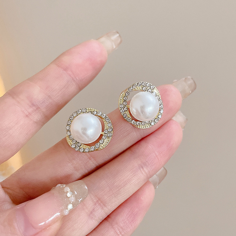 Pendientes de suministro empresarial de puestos de mercado nocturno pendientes al por mayor transfronterizos Pendientes de borla de temperamento de todo fósforo popular Pendientes coreanos