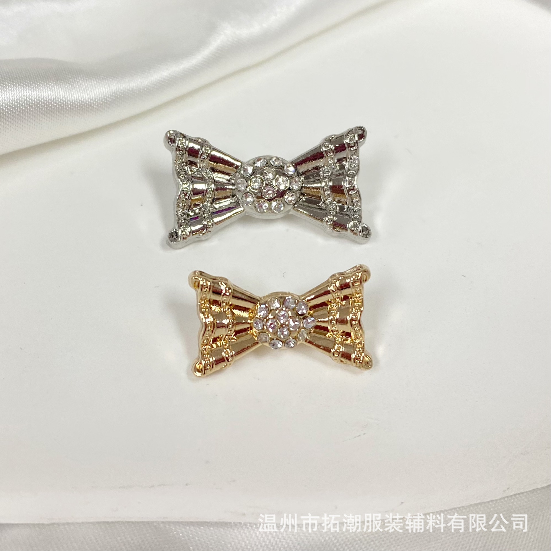 Metal suit with bow