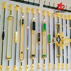 別荘の階段の欄干の室内の家庭用の近代的で簡単で軽い豪華なアルミニウム芸は部屋のアルミニウム合金の柱の手すりのガードレールを建てます。