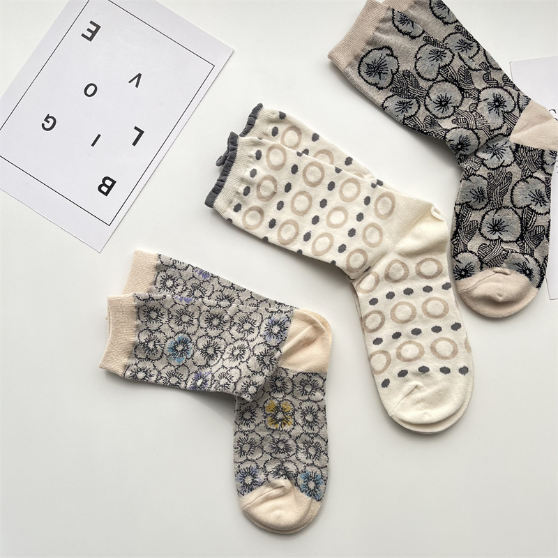 Frau Retro Blume Baumwolle Crew Socken Ein Paar display picture 1