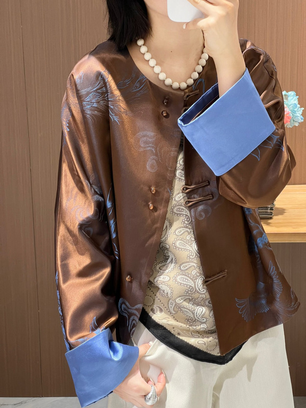 南油秋季新中式真丝老缎咖底蓝花贵气优雅圆领盘扣唐装长袖外套|undefined