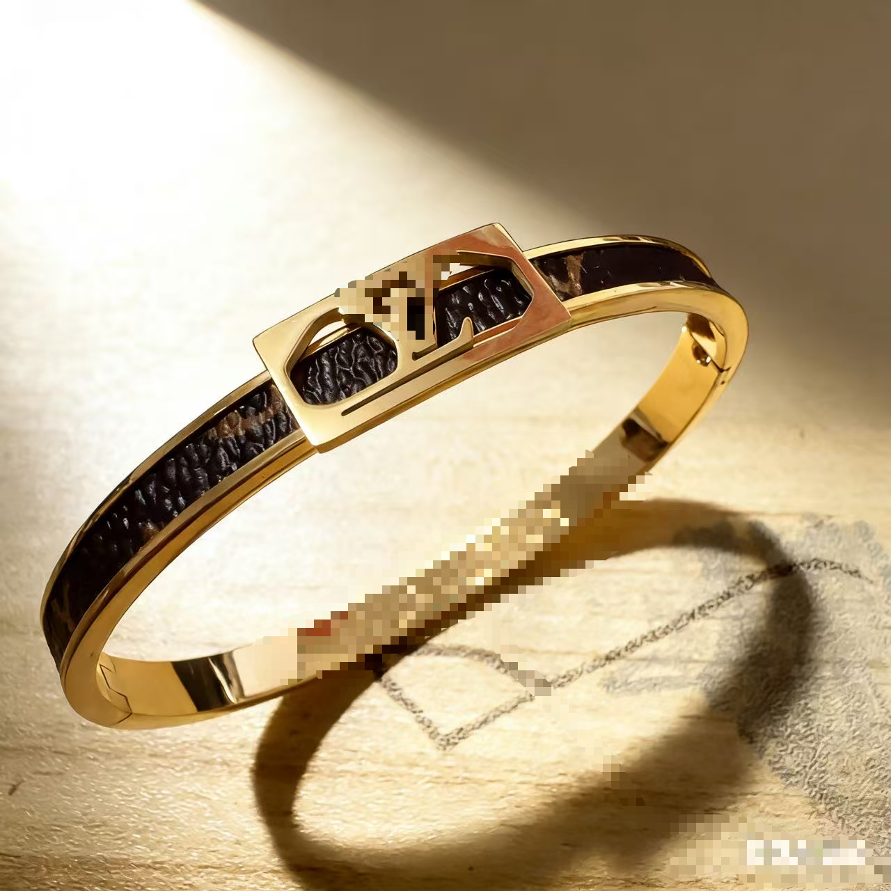 2025 新しいヨーロッパとアメリカのビッグブランドチタン鋼ブレスレット非退色ステンレス鋼ブレスレットバックルオープニングハンドジュエリー卸売