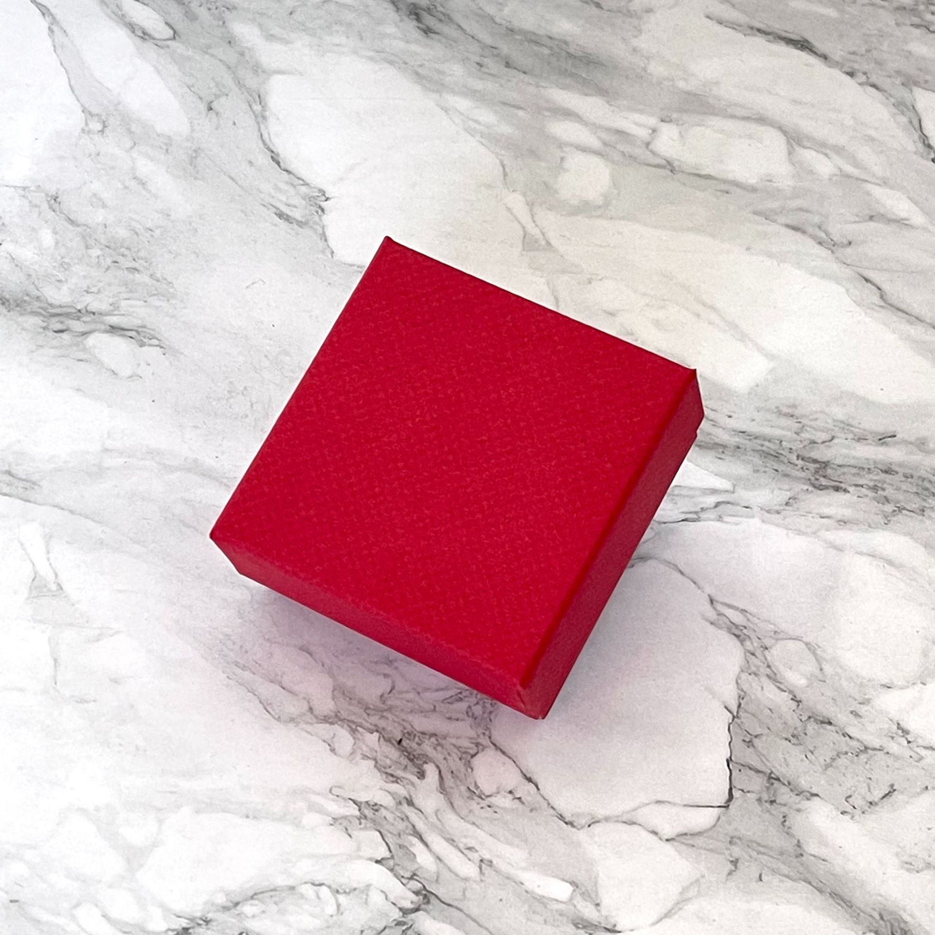 다크 레드; 7.5x7.5x3.5cm