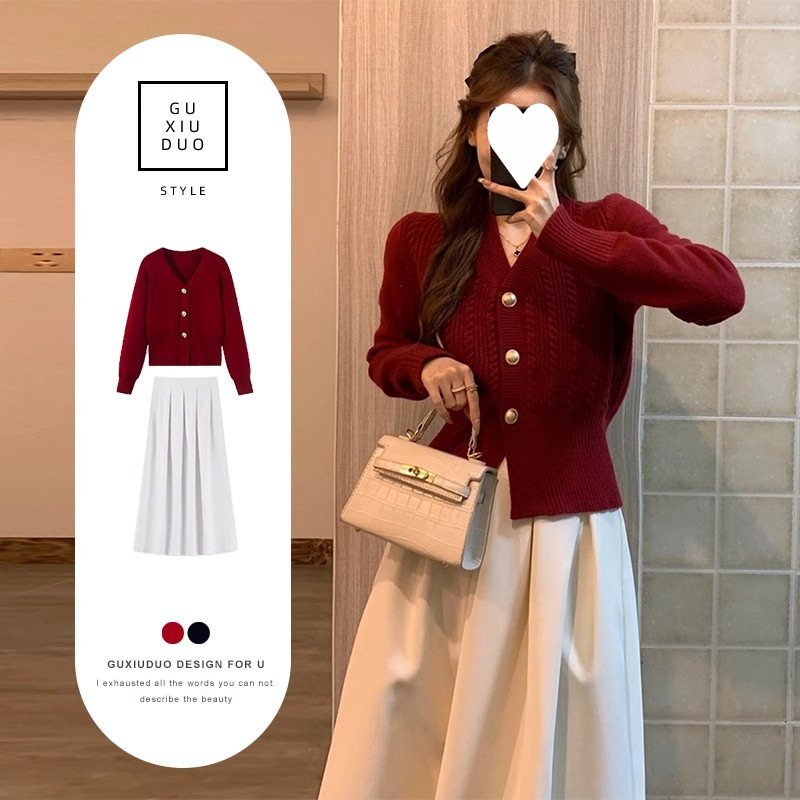 In the early autumn, women's clothing is slightly fat for weddings to wear with a set of French sweater and skirt two-piece suit