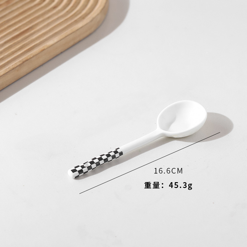 흑백 체크무늬 국자