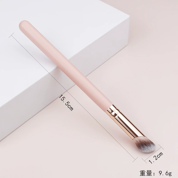 Small concealer brush