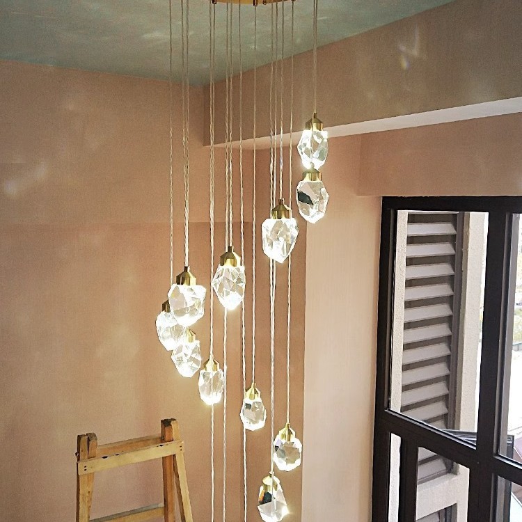 Lámpara de lujo lujosa moderna lámpara de cristal de ángulo de diamante lámpara de cristal escalera de piso vacío villa complejo hielo atmósfera luz larga sala de estar