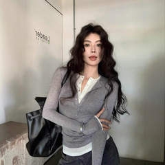 偽の2つのつなぎ合わせの色の長袖のtシャツの女性の秋の修身はやせている底のシャツのデザイン感の気質の百合の上着を現します。