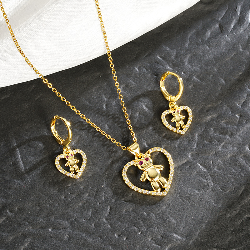 Collar de oro de arena de estilo antiguo Pendientes de oso en forma de corazón con incrustaciones de lujo ligero de moda