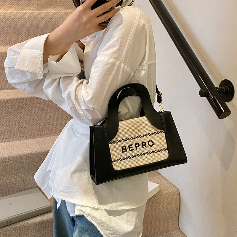 2026 estilo de moda letras impresión de mano mano de hombro oblíquo empalme de color nuevo bolso cuadrado simple europeo y americano