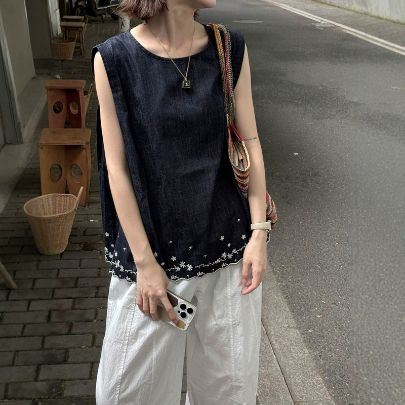 Leino Korean-Style Embroidered Denim Sleeveless Vest for Women, Summer 2026 New Design, Loose and Versatile Top, Trendy Leino Korean-Style Embroidered Denim Sleeveless Vest for Women, Summer 2026 New Design, Loose and Versatile Top, Trendy