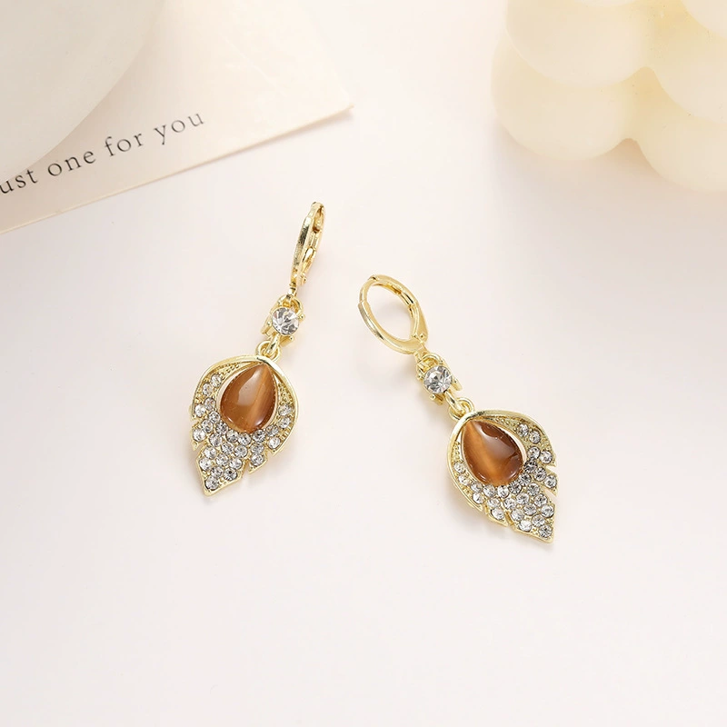 Серьги с эффектом кошачьего глаза, модный стиль легкой роскоши, серьги в форме листьев с бриллиантами, нежный стиль, весенние серьги оптом