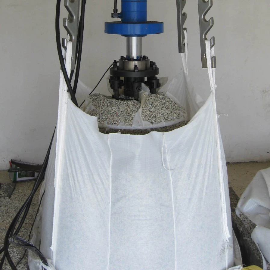 Завод производит на заказ различные типы биг-бэгов и контейнерных мешков для упаковки минерального порошка, порошков или гранул, герметичных и долговечных для промышленного использования.