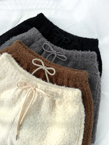 Women's Off-White Lamb Wool Shorts, Outerwear for Autumn/Winter, New High-Waisted A-Line Slimming Short Boots for Petite and Casual Wear