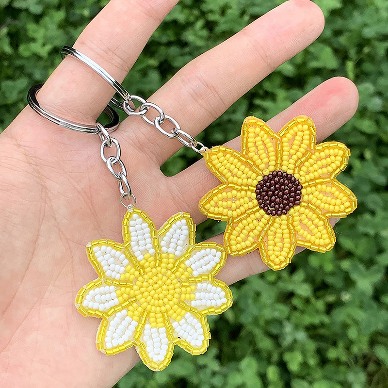Cross-border new small daisy beaded keychain Bohemian fashion sunflower rice beads pendant bag accessories