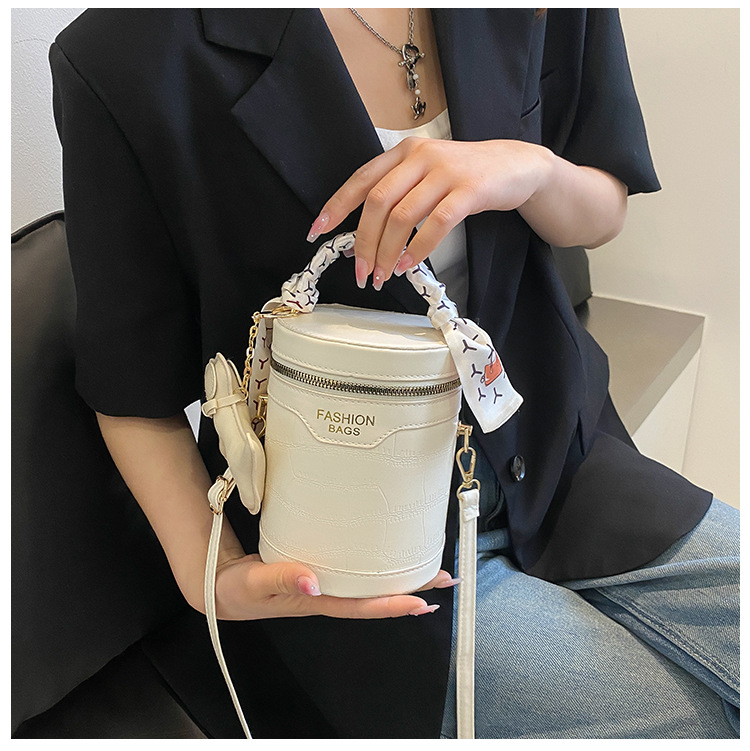 Ins Frauen 2024 neue zylindrische Schal Handtasche Trend Nischenstruktur Western Stil einzelne Schulter Umhängetasche_voghion.com