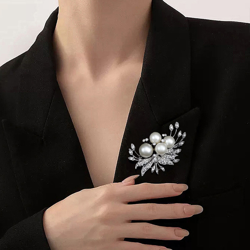 Elegante roos bloem broche met parels voor dames luxe accessoire_voghion.com