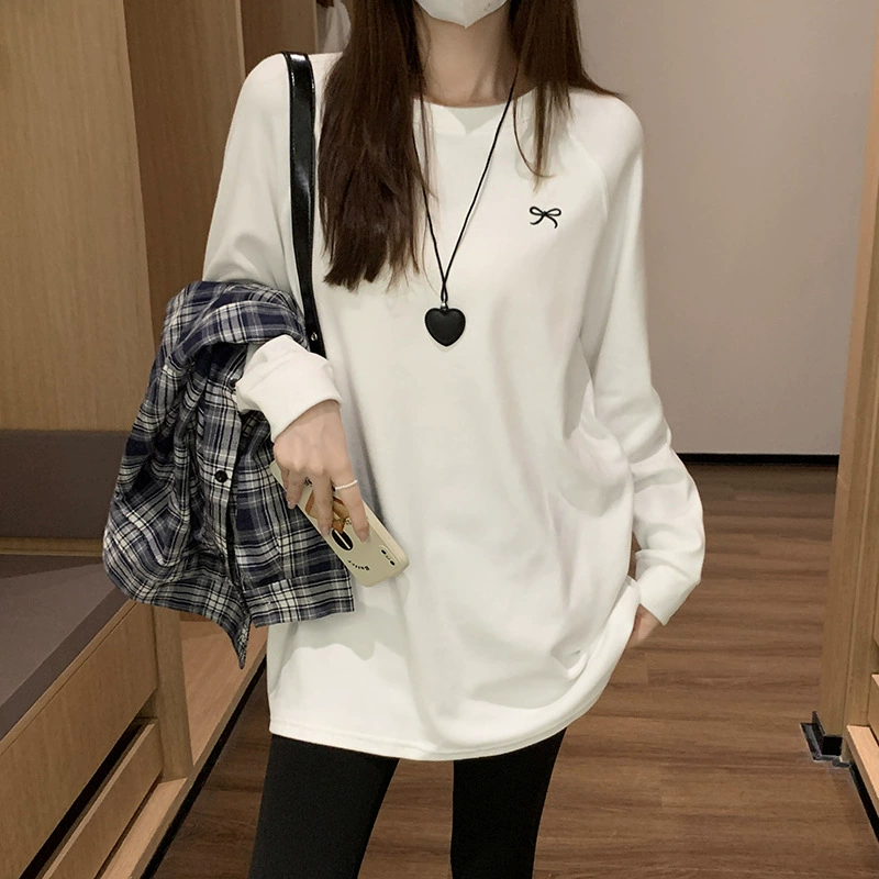 Белая длинная модель с круглым вырезом