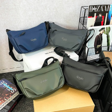 2025新款男士斜挎包简约百搭单肩包防水耐磨字母时尚通勤包