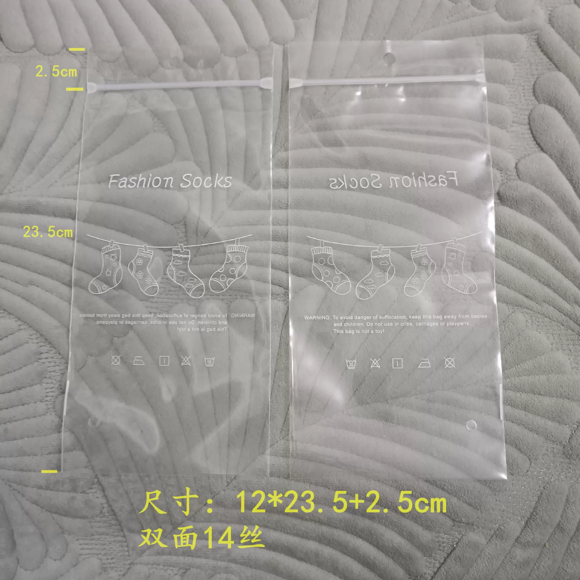 Носки премиум-класса в индивидуальной упаковке. Самозапечатывающийся прозрачный пакет из полиэтиленовой костяной полосы. Носки до середины икры. Носки-лодочки. Одиночные и двойные упаковки можно повесить в пакетах.