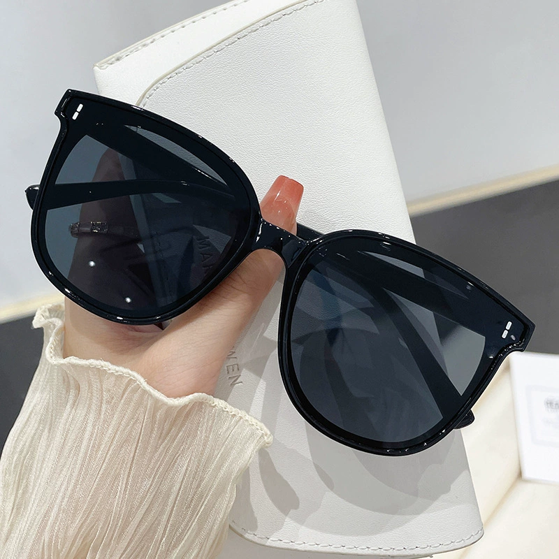 Sunglasses unisex cat-eye frame, oversized fashion, black and white color options, 26 g