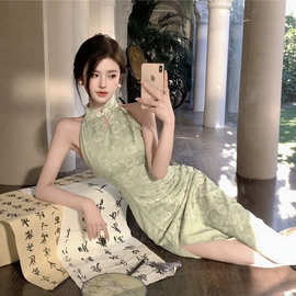 新中式清冷感绿色挂脖旗袍女夏季时尚设计感修身显瘦气质辣妹长裙