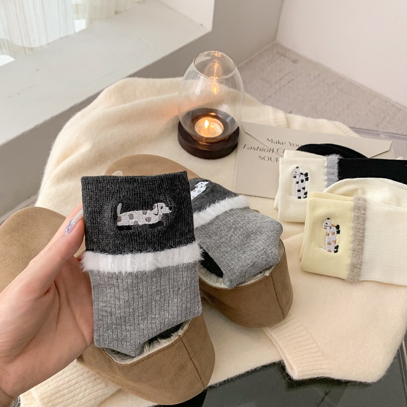 Calcetines de invierno con diseño de perro salchicha, combinación de colores, cálidos y con borde de felpa.