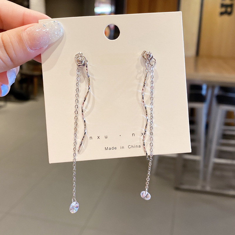 Pendientes transfronterizos, pendientes de metal de alta calidad, pendientes de 2025 nuevos pernos de moda, temperamento ligero y lujoso, pendientes de atmósfera